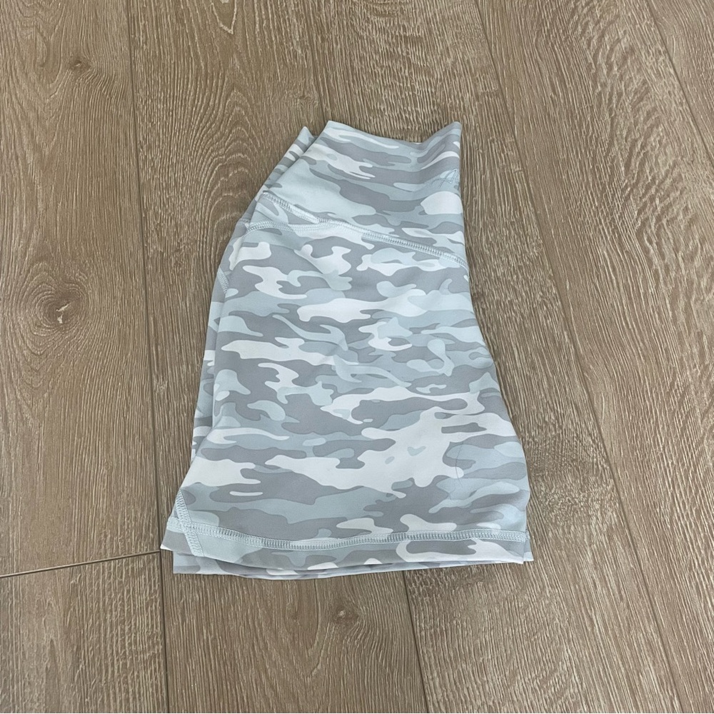 Alphalete Surface Power Shorts - Size S Silver Camo